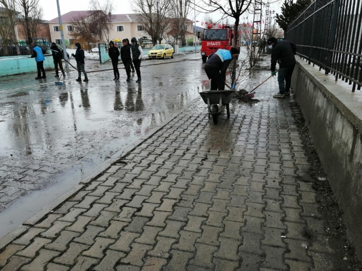 Çaldıran Belediyesi Cadde Ve Sokakları Sabunlu Suyla Yıkadı