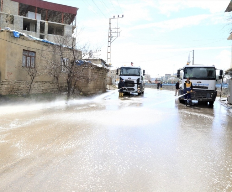 Tuşba Belediyesi Yolları Sabunlu Suyla Dezenfekte Ediyor