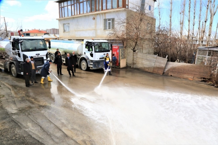 Tuşba Belediyesi Yolları Sabunlu Suyla Dezenfekte Ediyor