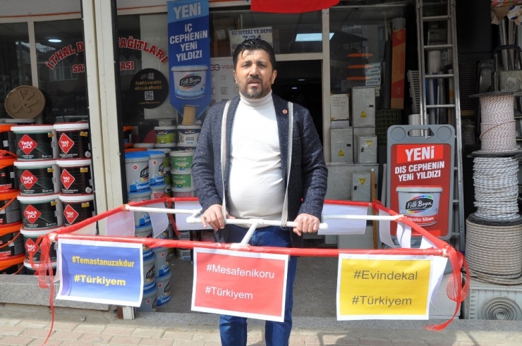 Virüsten Korunmak İçin 1,5 Metrelik Su Borusu İle Dolaşıyor