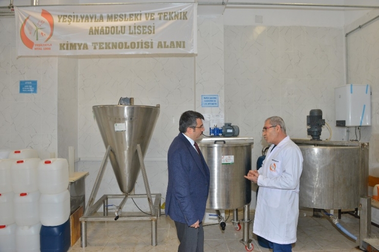 Meslek Lisesi Öğrencileri Koronavirüse Karşı Günde 20 Ton Dezenfektan Üretiyor