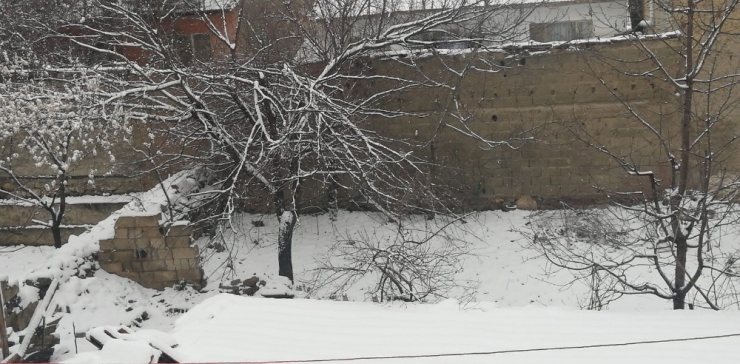 ’Mart Kapıdan Baktırır’ Atasözünün Resmidir