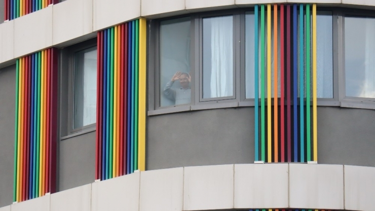 Karantina Altında 2’nci Gün, Kameralara El Sallayarak Selam Verdi