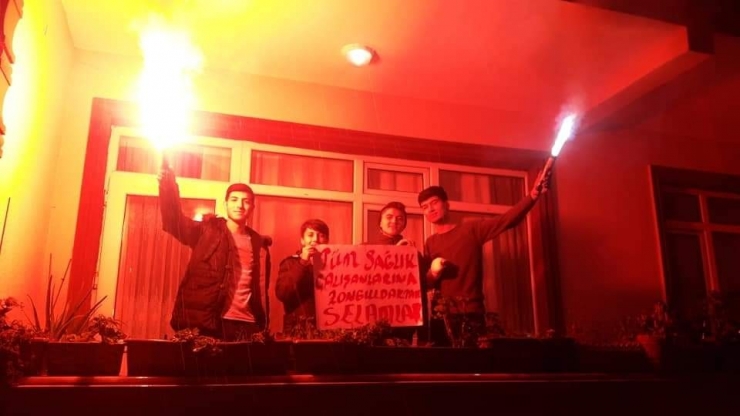 Sağlık Çalışanlarına Teşekkür İçin Balkonlara Çıktılar