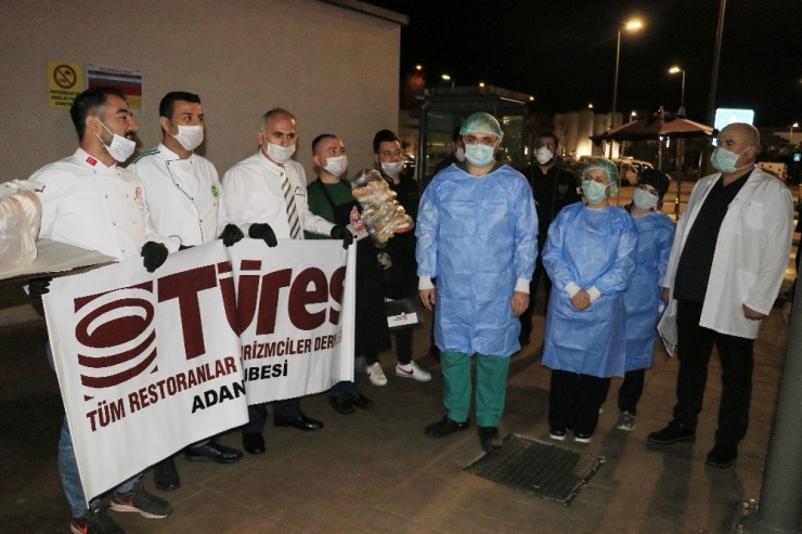 Esnaflar Bir Araya Gelip Sağlık Personellerine Yemek Dağıttı