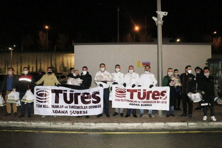 Esnaflar Bir Araya Gelip Sağlık Personellerine Yemek Dağıttı