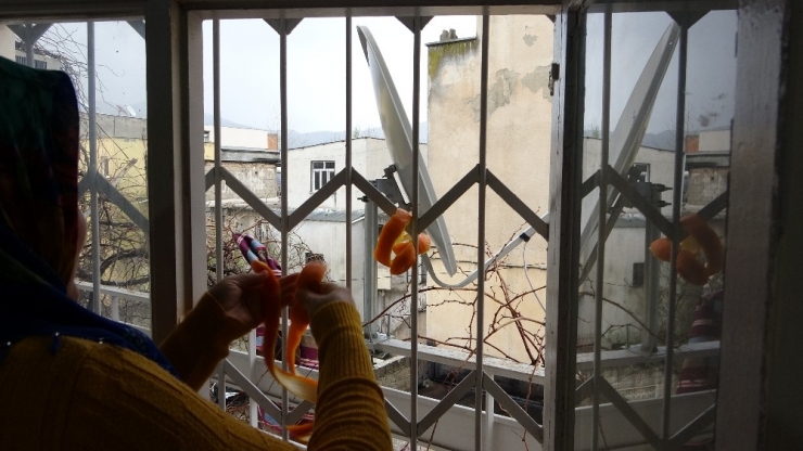 Kadınlar Evde Portakal Soyarak Aile Bütçesine Katkıda Bulunuyor