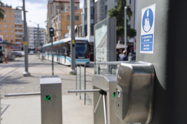 Tramvay İstasyonlarına El Dezenfektan Cihazları Takıldı