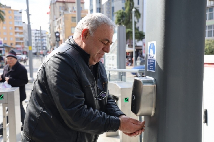 Tramvay İstasyonlarına El Dezenfektan Cihazları Takıldı