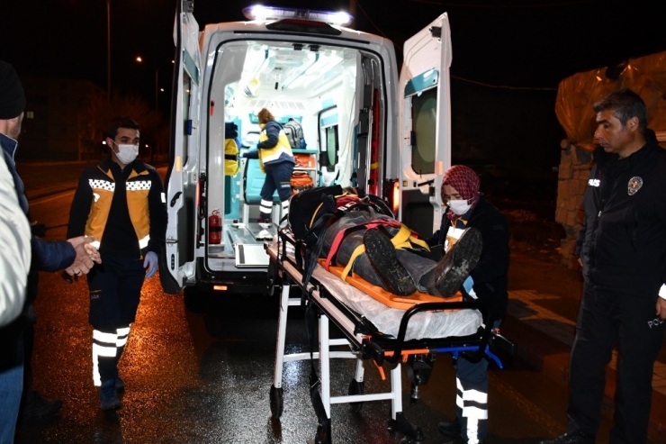 Yaşlı Adamı Önce Darp Etti, Sonra Kafasına Cam Şişeyle Vurarak Yaraladı