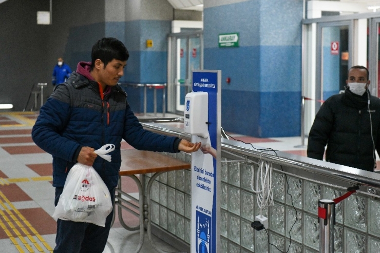 Ankara’da Raylı Sistemlere El Dezenfektanları Yerleştiriliyor