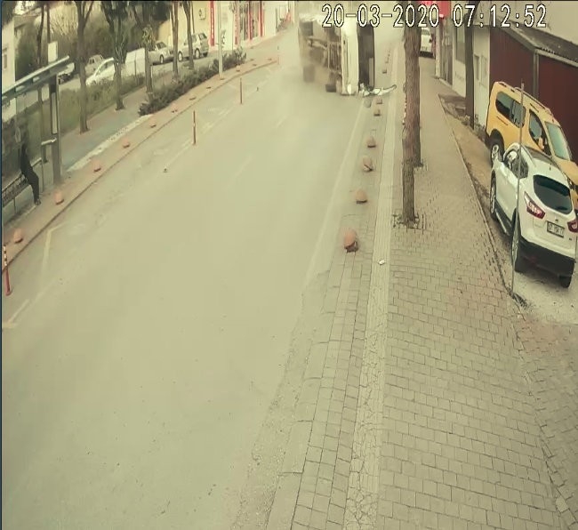 Devrilen Midibüs Üzerine Doğru Gelirken Kılı Bile Kıpırdamadı