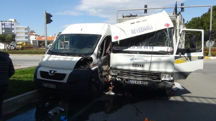 Işık İhlali Kazası: 3 Yaralı