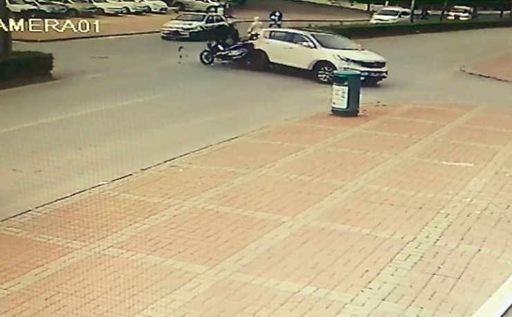 Kasksız Motosiklet Sürücüsü Ölümden Döndü