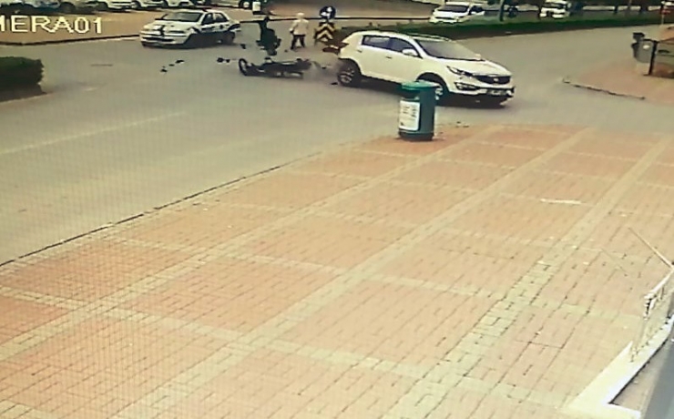 Kasksız Motosiklet Sürücüsü Ölümden Döndü