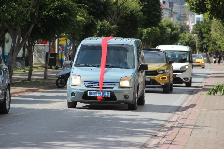 Boşanmasını Konvoy Ve Oyun Havasıyla Kutladı