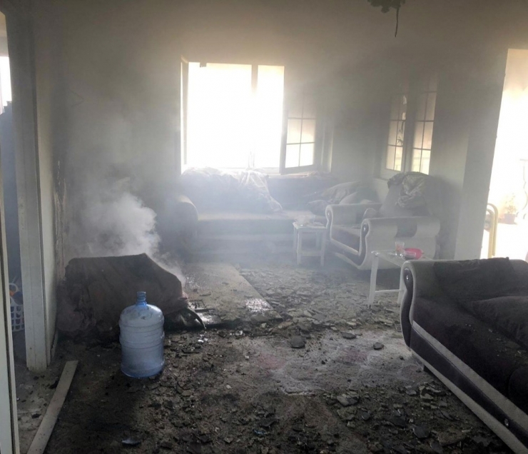 Klima Ünitesinden Çıkan Yangında 4 Kişi Dumandan Etkilendi