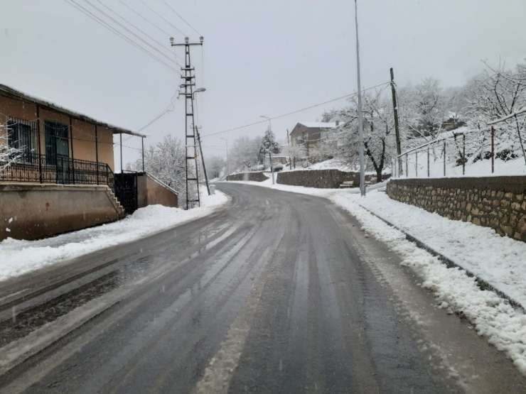 Arapgir’de Korona Endişesiyle Boşalan Sokaklar Karla Kaplandı
