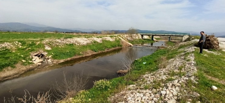 Ödemiş’te Bir Mahalle Atık Sulara Tepki Gösterdi, Yardım İstedi