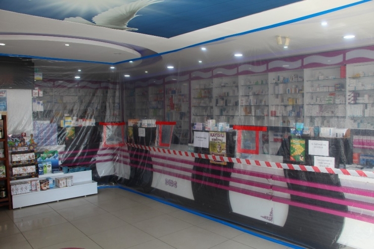 Batman’daki Eczaneden Korona Virüse Karşı Naylonlu Önlem