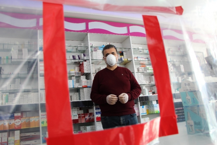 Batman’daki Eczaneden Korona Virüse Karşı Naylonlu Önlem