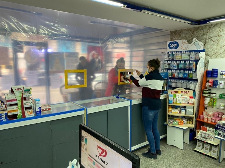 Bilecik’te Eczacıdan Korona Virüse Karşı Naylonlu Önlem