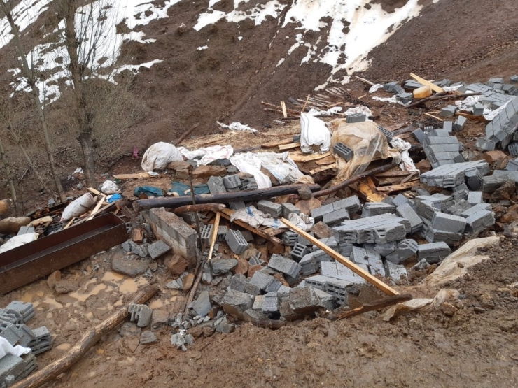 Bingöl’de 2 Ahır Çöktü, 40 Küçükbaş Hayvan Telef Oldu