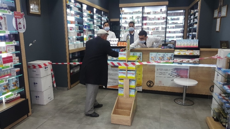 Tatvan’daki Eczaneden “Bir Metre Kuralı” İçin Şeritli Önlem