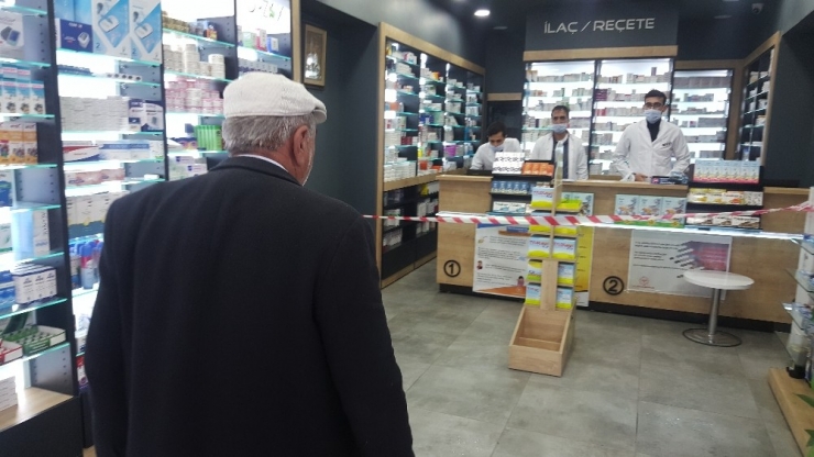 Tatvan’daki Eczaneden “Bir Metre Kuralı” İçin Şeritli Önlem