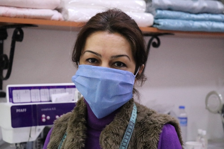 Bolu’da, İş Yükü Az Olan Gönüllü Terziler Maske Dikiyor