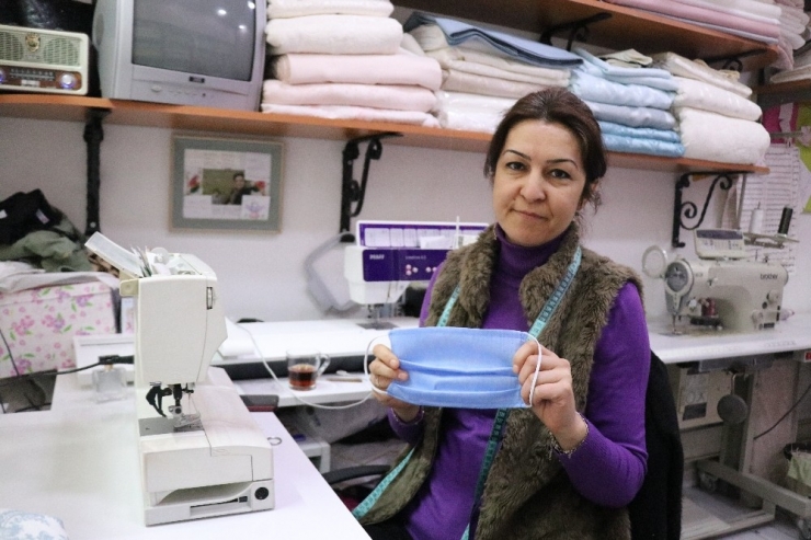 Bolu’da, İş Yükü Az Olan Gönüllü Terziler Maske Dikiyor