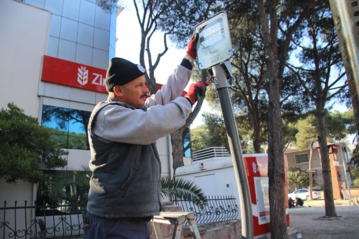 Burhaniye’de Hürriyet Caddesi Işıl Işıl Oldu