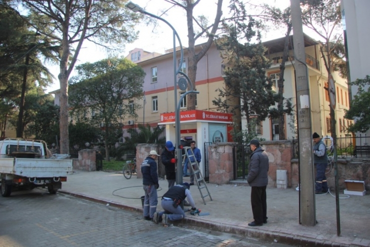 Burhaniye’de Hürriyet Caddesi Işıl Işıl Oldu