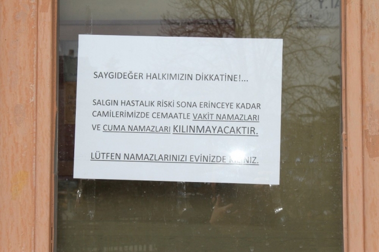 Cami Kapısına Asılan Yazıyı Görünce Geri Döndüler