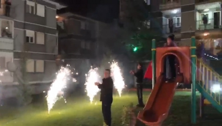 Sağlık Çalışanlarına Meşaleler Ve Alkışlarla Destek Verdiler