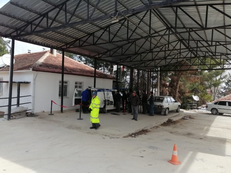 Çal’da Jandarma Ekipleri 112 Traktörü Trafiğe Çıkmaya Uygun Hale Getirdi