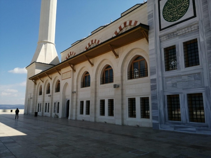 Korona Virüs Tedbiri Çerçevesinde Cuma Namazı Kılınmayan Çamlıca Camii Havadan Görüntülendi