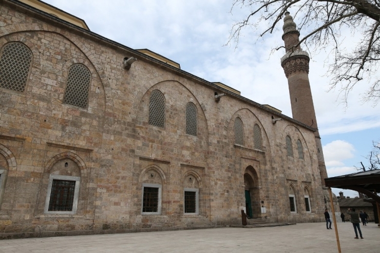 Tarihî Ulucami Cuma Vakti Kapatıldı