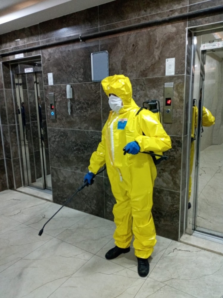 Diyarbakır’da Site Sakinleri Binalarını Dezenfekte Ediyor