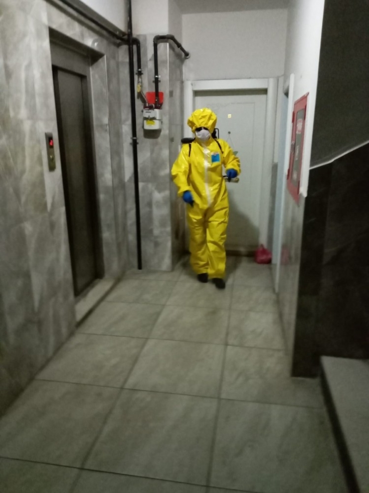 Diyarbakır’da Site Sakinleri Binalarını Dezenfekte Ediyor