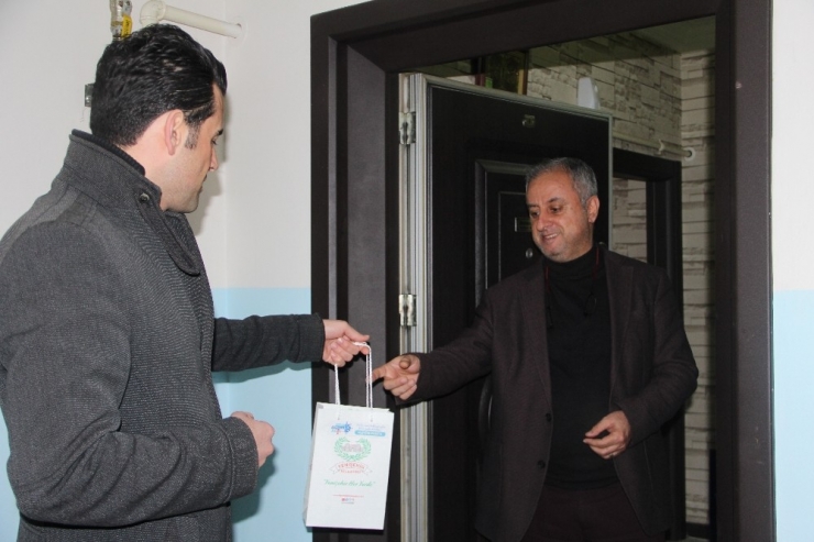 Yenişehir Kaymakamı Beşikci Vatandaşlara ’Korona Paketi’ Dağıttı