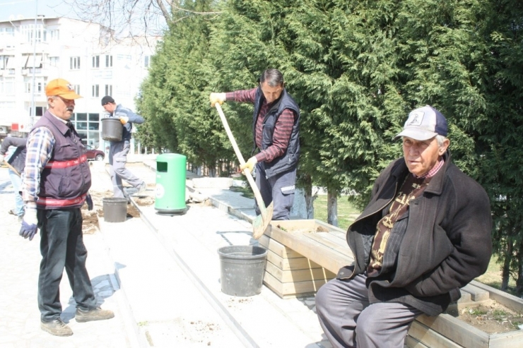 Keşan Belediyesi, Meydanda Bulunan Bankları Söktü