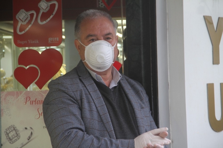 Elazığ’da Vatandaşların Sokakta Yoğunluğu Dikkat Çekti