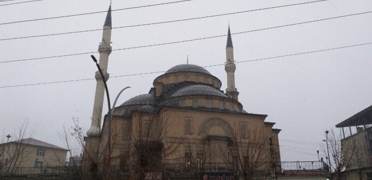 Yüksekova’da ’Evde Kalın’ Çağrısı