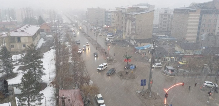 Yüksekova’da ’Evde Kalın’ Çağrısı