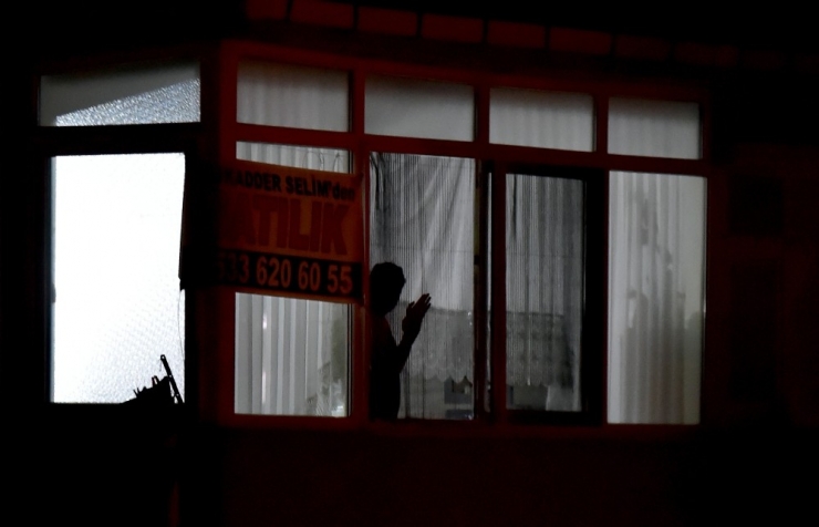 Sağlık Çalışanlarına Vatandaşlardan Alkışlarla Destek