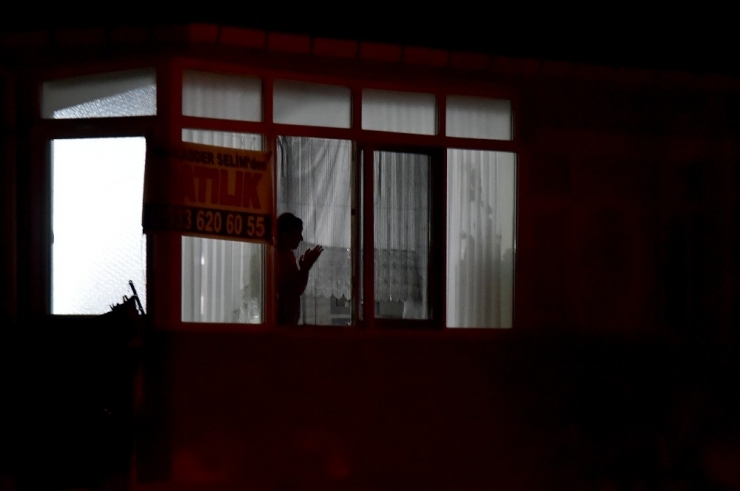 Sağlık Çalışanlarına Vatandaşlardan Alkışlarla Destek