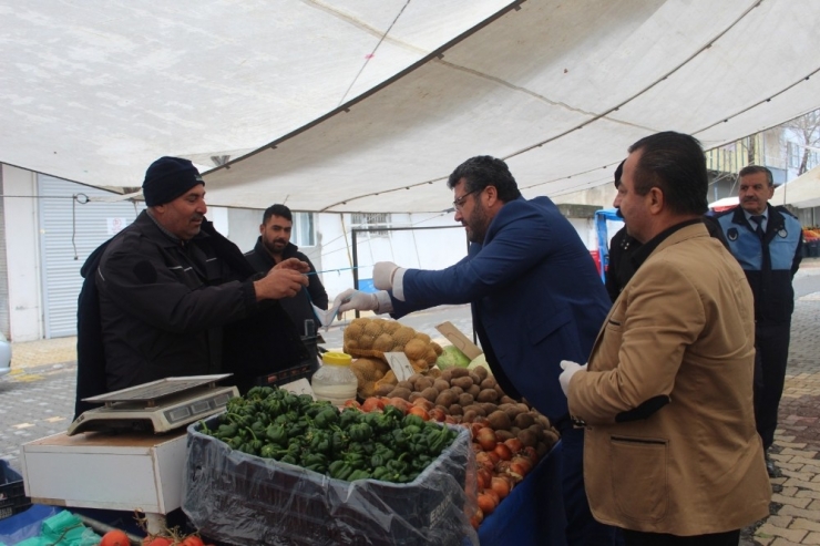 Kahta Belediyesi Pazarcı Esnafa Eldiven Ve Maske Dağıttı