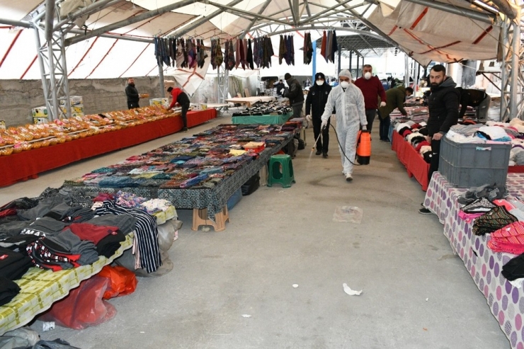 Halk Pazarında Önce Dezenfekte Yapıldı Sonra Dua Edildi