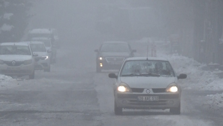 Kars’ta Yoğun Sis Etkili Oluyor
